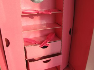 Шкаф для одежды кукол из обувной коробки