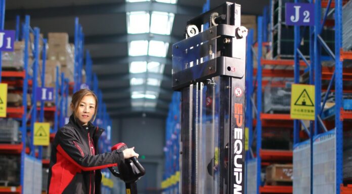 Электрический укладчик поддонов