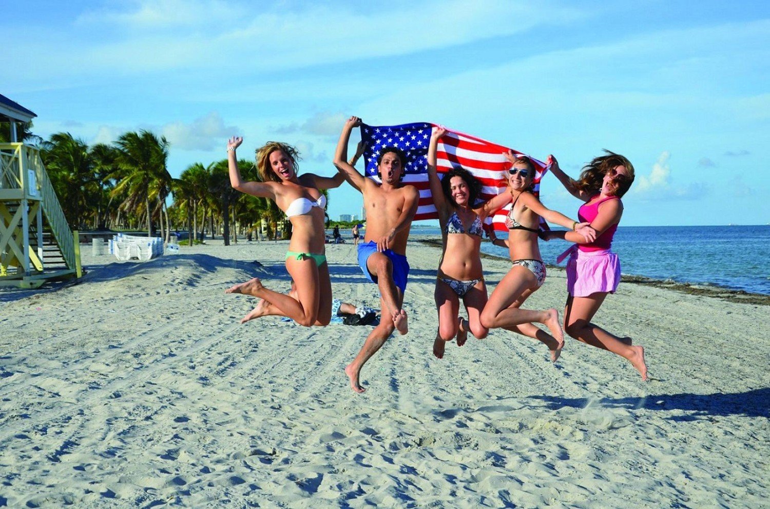 Не лето и майами. Американец отдыхает. Пляжи США. Пляж в Америке. Американцы на отдыхе.
