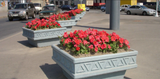 Украшение территорий уличными вазонами для цветов