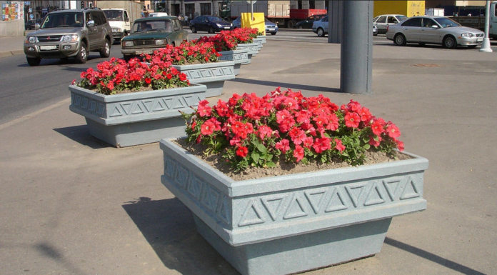 Украшение территорий уличными вазонами для цветов
