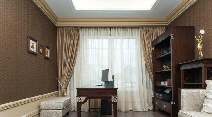 Как выбрать карниз для гостиной одинарный или двойной?