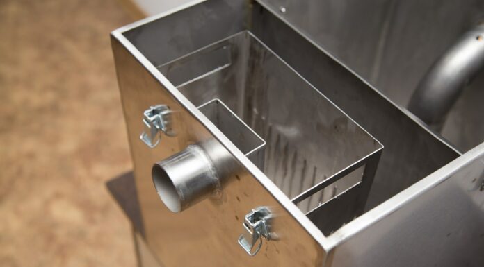 Жироуловители для канализации и стоков: чем отличаются модели под мойку от промышленных, зачем нужны и как работают