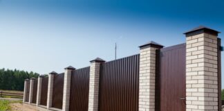 Заборы из профнастила: критерии выбора
