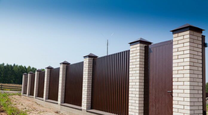 Заборы из профнастила: критерии выбора