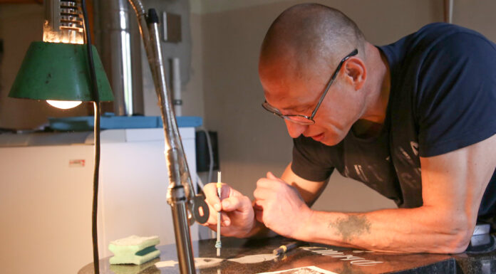 Мастерские по изготовлению памятников: в чём заключается их работа и какие материалы в ней применяются