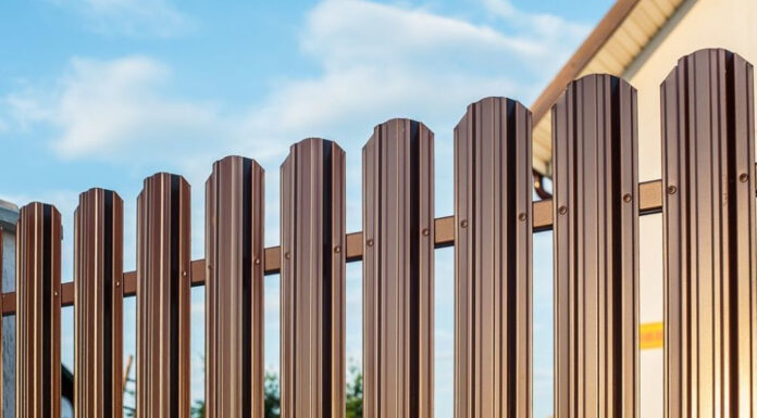 Заборы из евроштакетника: особенности, монтаж и виды