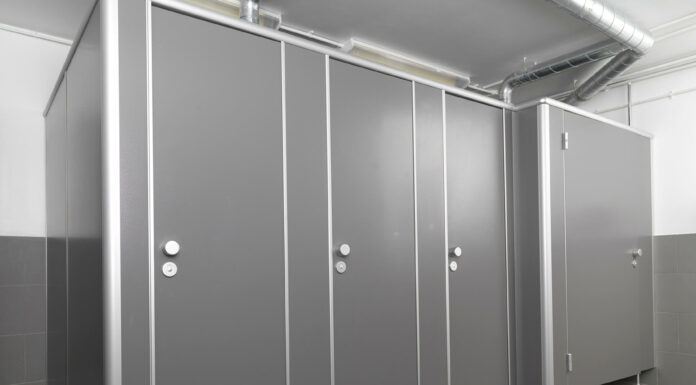Сантехнические перегородки – возможность зонировать санузлы общественного пользования