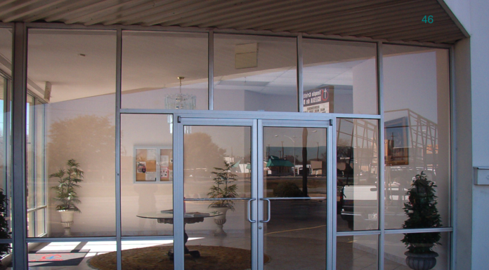 Остекление магазина: красиво, выгодно и быстро