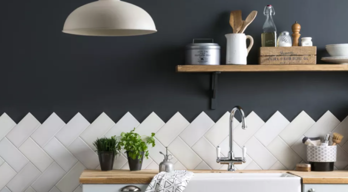 Как выложить заднюю панель плиткой: руководство для начинающих