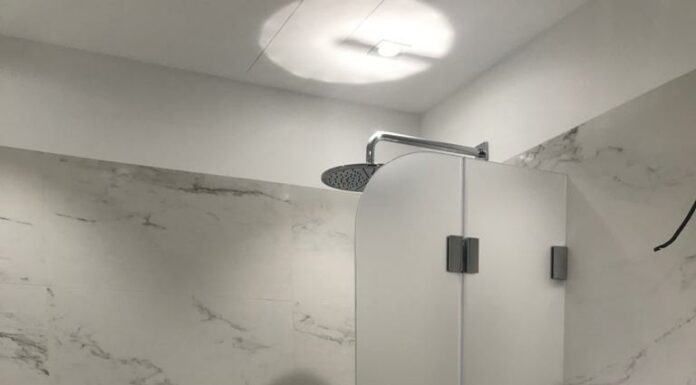 Стеклянные перегородки для душа на заказ