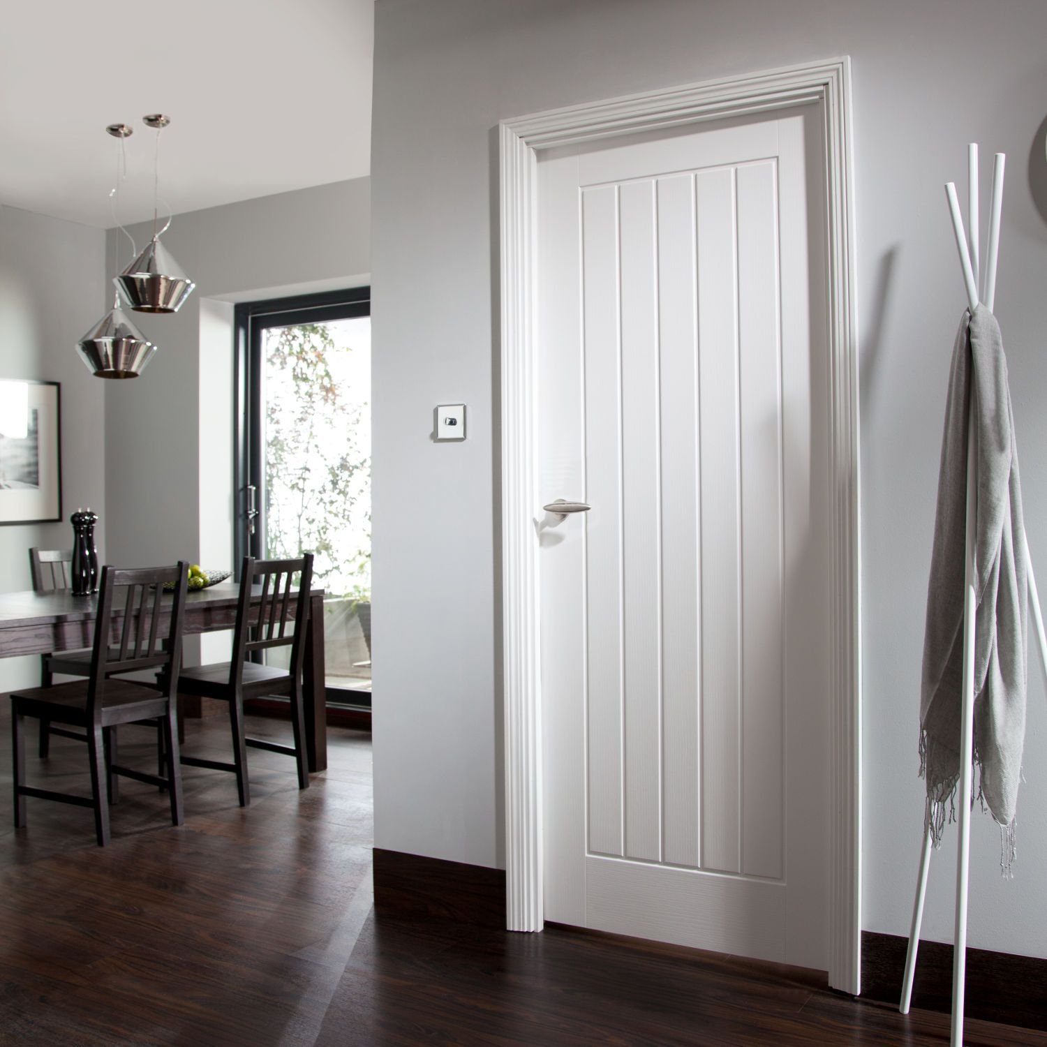 Белые двери межкомнатные в интерьере квартиры в современном стиле фото