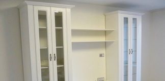 Где использовать стеклянный шкаф и зачем инвестировать в нестандартную мебель