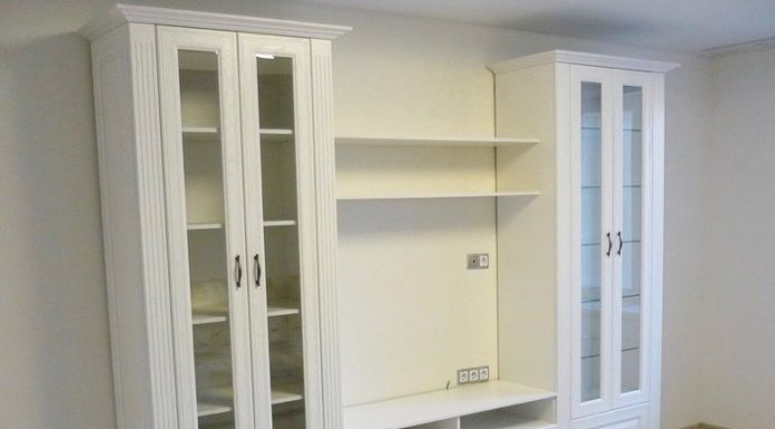 Где использовать стеклянный шкаф и зачем инвестировать в нестандартную мебель