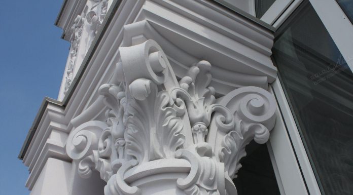 Лепной декор фасада из стеклофибробетона, карнизы с орнаментом, оконные наличники