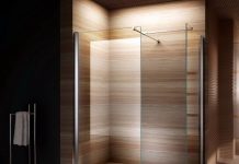 Душевые ограждения из стекла: доступно, красиво, безопасно