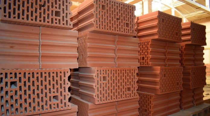 Чем хороши такие материалы, как керамический блок, лицевой кирпич и брусчатка?