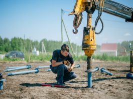Монтаж винтовых свай вручную или с помощью техники?