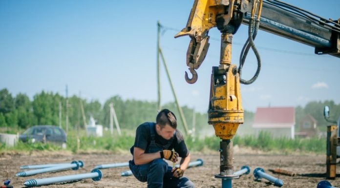 Монтаж винтовых свай вручную или с помощью техники?