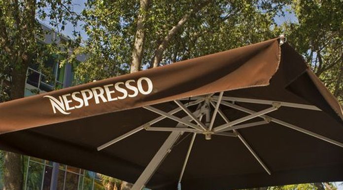 Уличные зонты: виды, цвет, назначение