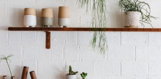 Как правильно закрепить полки к стене: советы по выбору и установке крепежа