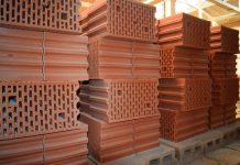 Чем отделывают дворы частных домов: керамический блок, облицовочный кирпич, тротуарная плитка