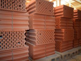 Чем отделывают дворы частных домов: керамический блок, облицовочный кирпич, тротуарная плитка