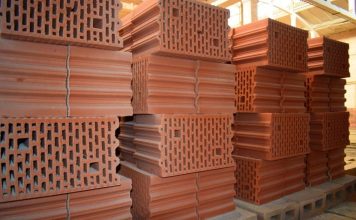 Чем отделывают дворы частных домов: керамический блок, облицовочный кирпич, тротуарная плитка