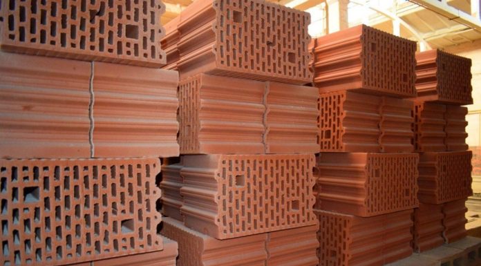 Чем отделывают дворы частных домов: керамический блок, облицовочный кирпич, тротуарная плитка