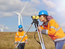 Замер участка геодезистом: методы и необходимые инструменты