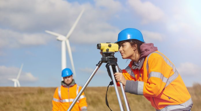 Замер участка геодезистом: методы и необходимые инструменты