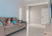 Покупка квартиры: полезные советы и рекомендации https://ru.freepik.com/free-photo/lovely-sisters-watching-tv-at-home_8965602.htm#fromView=search&page=1&position=48&uuid=0f31dcdb-8588-4f42-af47-7df9ad250fa3