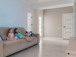 Покупка квартиры: полезные советы и рекомендации https://ru.freepik.com/free-photo/lovely-sisters-watching-tv-at-home_8965602.htm#fromView=search&page=1&position=48&uuid=0f31dcdb-8588-4f42-af47-7df9ad250fa3