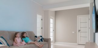 Покупка квартиры: полезные советы и рекомендации https://ru.freepik.com/free-photo/lovely-sisters-watching-tv-at-home_8965602.htm#fromView=search&page=1&position=48&uuid=0f31dcdb-8588-4f42-af47-7df9ad250fa3