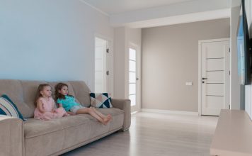 Покупка квартиры: полезные советы и рекомендации https://ru.freepik.com/free-photo/lovely-sisters-watching-tv-at-home_8965602.htm#fromView=search&page=1&position=48&uuid=0f31dcdb-8588-4f42-af47-7df9ad250fa3