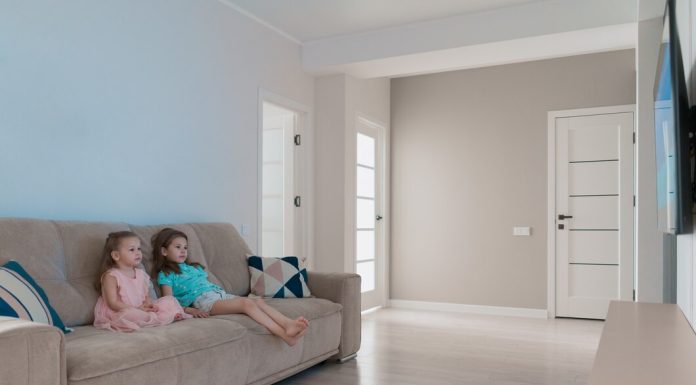 Покупка квартиры: полезные советы и рекомендации https://ru.freepik.com/free-photo/lovely-sisters-watching-tv-at-home_8965602.htm#fromView=search&page=1&position=48&uuid=0f31dcdb-8588-4f42-af47-7df9ad250fa3