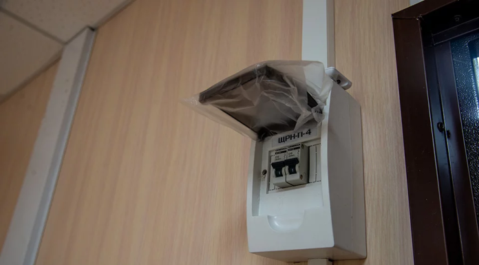 Безопасность: правила разводки электрики в бытовке