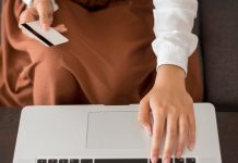 Как экономить с помощью промокодов Фарфор? https://ru.freepik.com/free-photo/adult-woman-ready-to-buy-online-with-credit-card_9943018.htm#fromView=search&page=1&position=0&uuid=6fc7ba4f-e782-4dec-aa87-9d82119a1dc4