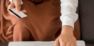 Как экономить с помощью промокодов Фарфор? https://ru.freepik.com/free-photo/adult-woman-ready-to-buy-online-with-credit-card_9943018.htm#fromView=search&page=1&position=0&uuid=6fc7ba4f-e782-4dec-aa87-9d82119a1dc4