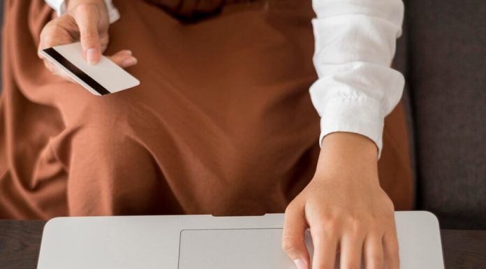 Как экономить с помощью промокодов Фарфор? https://ru.freepik.com/free-photo/adult-woman-ready-to-buy-online-with-credit-card_9943018.htm#fromView=search&page=1&position=0&uuid=6fc7ba4f-e782-4dec-aa87-9d82119a1dc4