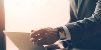 Покупка и продажа фирм: советы и рекомендации https://ru.freepik.com/free-photo/close-up-of-a-businessman-holding-laptop-on-his-lap_3453228.htm#fromView=search&page=1&position=37&uuid=ec31a09b-eb7c-4edb-b364-170d125b65a5