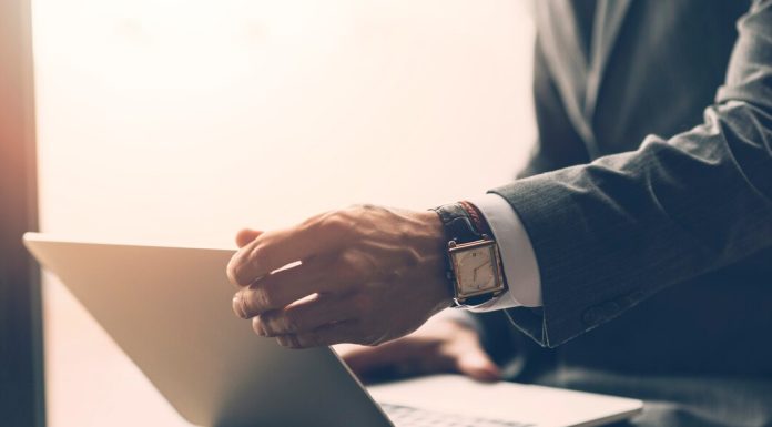 Покупка и продажа фирм: советы и рекомендации https://ru.freepik.com/free-photo/close-up-of-a-businessman-holding-laptop-on-his-lap_3453228.htm#fromView=search&page=1&position=37&uuid=ec31a09b-eb7c-4edb-b364-170d125b65a5