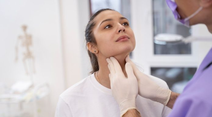 Врач эндокринолог: кто это и чем он занимается https://ru.freepik.com/free-photo/doctor-performing-routine-medical-checkup_22894447.htm#fromView=search&page=1&position=3&uuid=62b7ce98-aedc-430e-a1bf-50a1ae9dd488