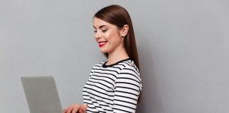 Как достичь популярности в социальных сетях: несколько советов https://ru.freepik.com/free-photo/portrait-of-a-happy-woman-using-laptop-computer_6695561.htm#fromView=search&page=1&position=19&uuid=a183e192-c4c1-45ba-906d-b591a8c50891