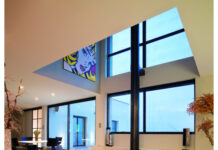 Угловые дровяные камины для загородного дома: их плюсы и разнообразие