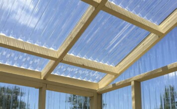 Листовой поликарбонат: плюсы применения и выбор