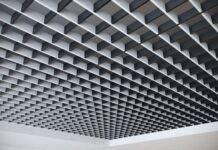 Подвесные потолочные конструкции: комплексный обзор материалов, технологий монтажа и правил обслуживания