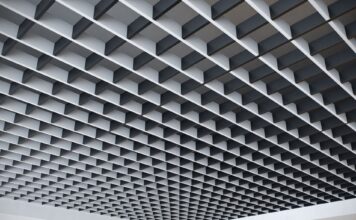 Подвесные потолочные конструкции: комплексный обзор материалов, технологий монтажа и правил обслуживания