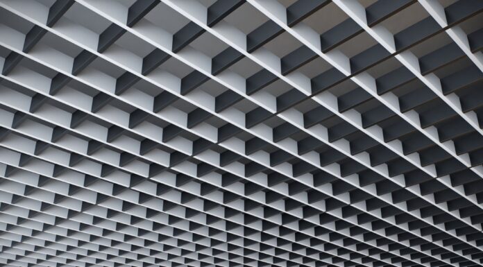 Подвесные потолочные конструкции: комплексный обзор материалов, технологий монтажа и правил обслуживания