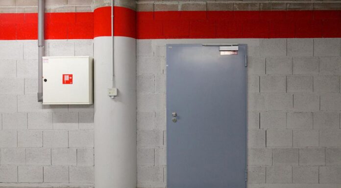 Противопожарные двери: назначение, виды, установка и эксплуатация